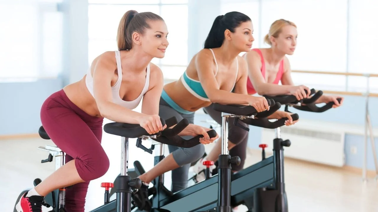 Rutin Spin Bike Intensitas Tinggi untuk Membakar Kalori Cepat